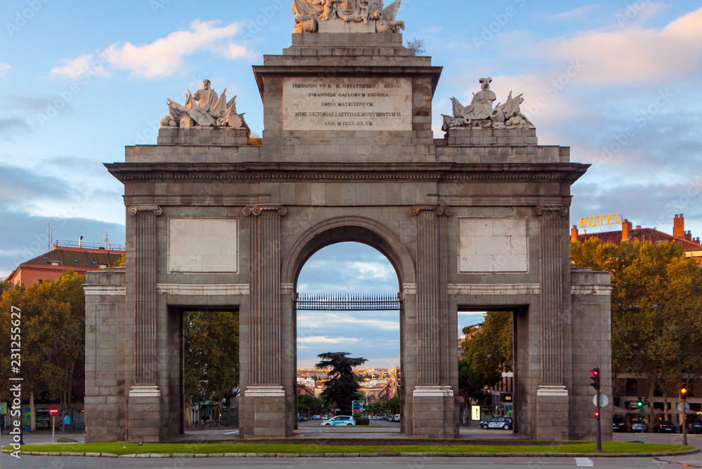 Obraz premium Historic monument Puerta de Toledo or Toledos gate in madrid. Autumn cityscape at sunrise. In Spain, Europe