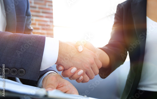 Close-up of two business people shaking hands © ASDF