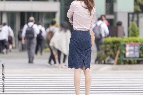 東京・通勤風景イメージ　歩道に立つビジネスウーマン photo