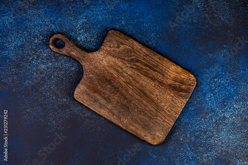 Obraz na płótnie Cutting board on a blue background, top view w salonie