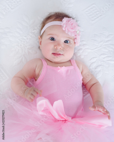 quatre mois vieux bébé fille portant une noir tutu 23805085 Photo de stock  chez Vecteezy