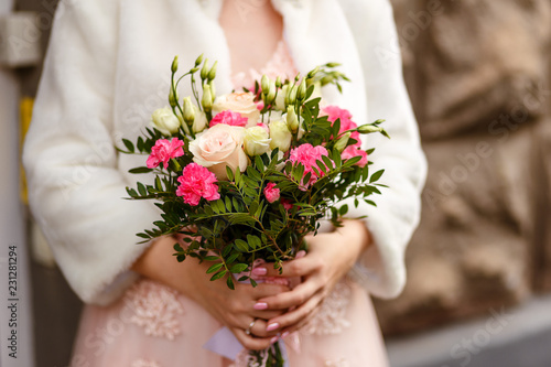 a simple bouquet in the hands of the bride