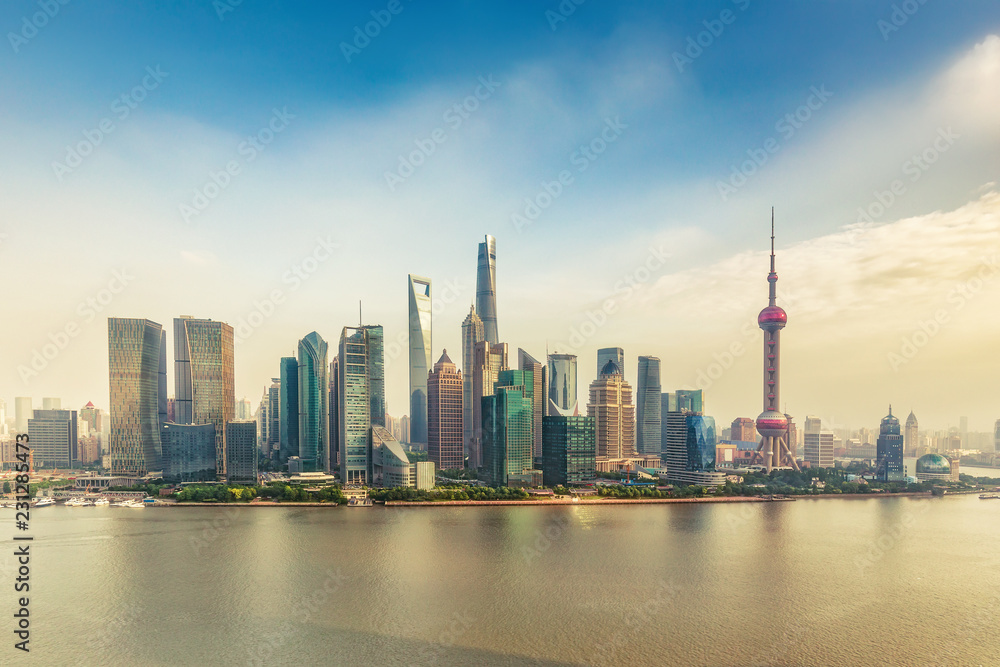 Naklejka premium Widok z lotu ptaka na Szanghaj w Chinach. Piękna dzienna panorama z drapaczami chmur i rzeką Hunapu.