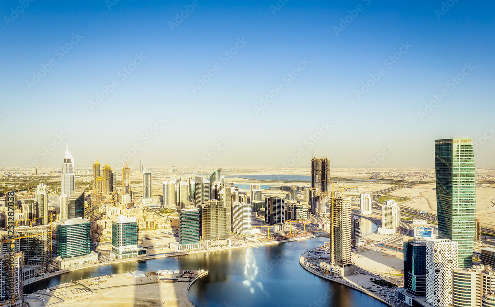 Obraz premium Panoramiczny widok na centrum Dubaju, ZEA. Wieżowce dzielnicy biznesowej. Malownicze tło podróży.