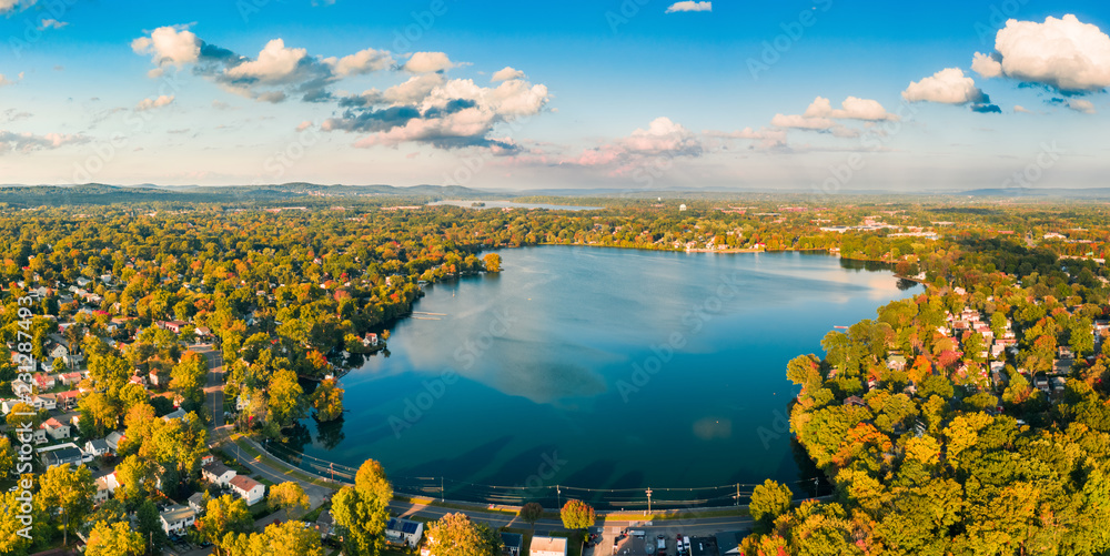 Naklejka premium Widok z lotu ptaka na jezioro Parsippany w New Jersey w słoneczne jesienne popołudnie