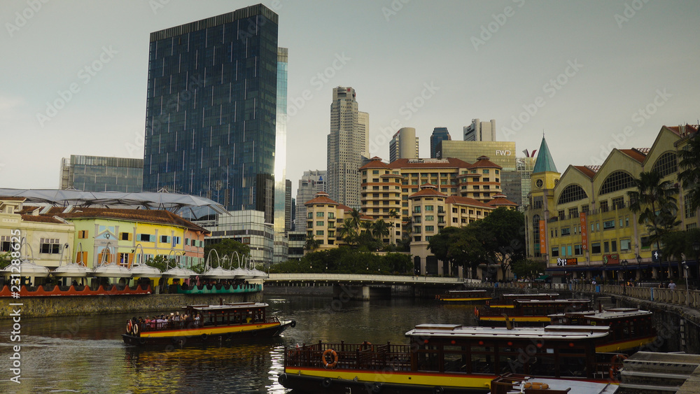 Obraz premium Clarke Quay, Singapore in the late afternoon looking over the river.