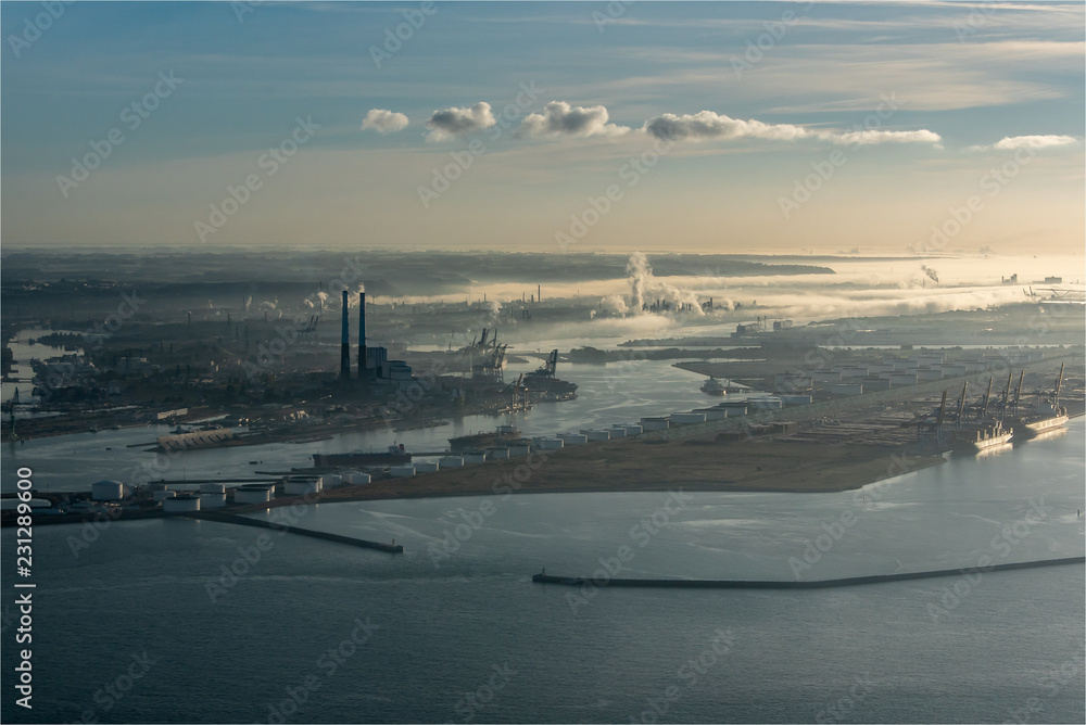 vue aérienne du port du Havre au petit matin dans la brume en France