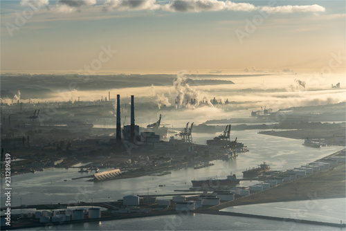 vue aérienne du port du Havre au petit matin dans la brume en France © Francois