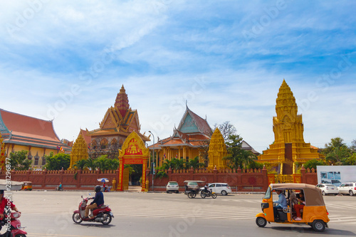 Tableau sur toile Wat Ounalom, Phnom Penh with Tuk Tuk