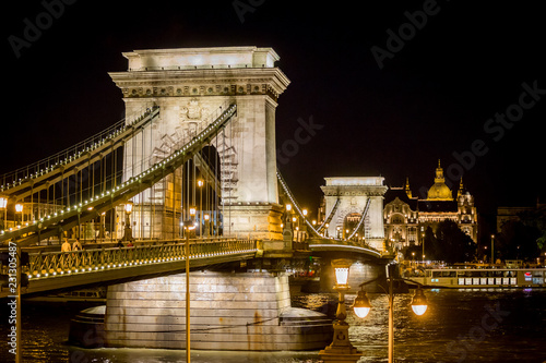 chain bridge in budapest at night