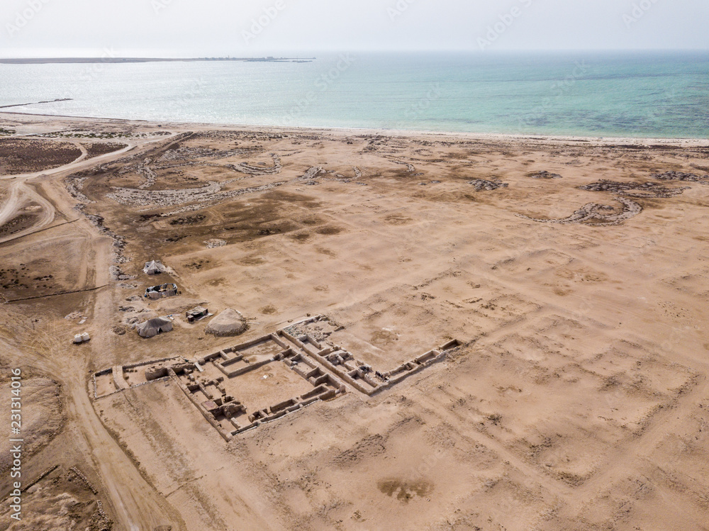Φωτογραφία Al Zubarah (Az Zubara), ruined ancient Arabian town, north-western coast of the Qatar peninsula, Al Shamal