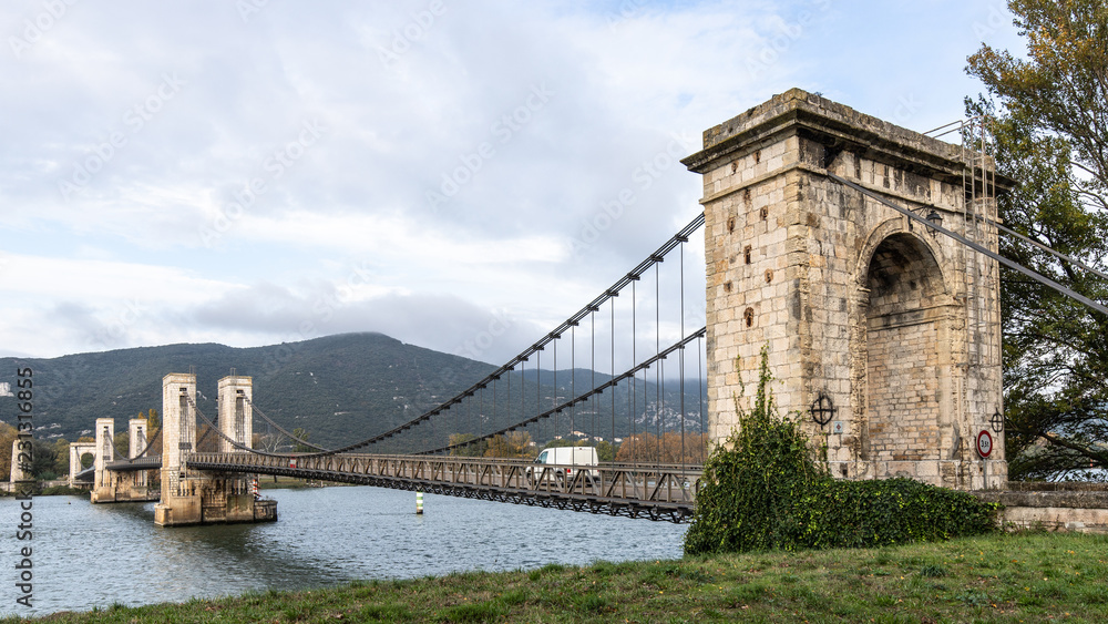 Obraz premium Le pont du Robinet relie la Drôme et l'Ardèche par dessus le Rhône