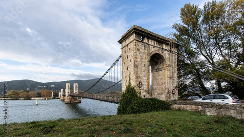 Le pont du Robinet relie la Drôme et l'Ardèche par dessus le Rhône