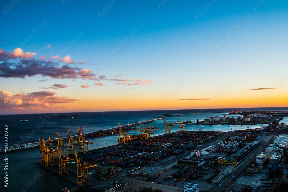 Obraz premium sunset on balcelona harbor