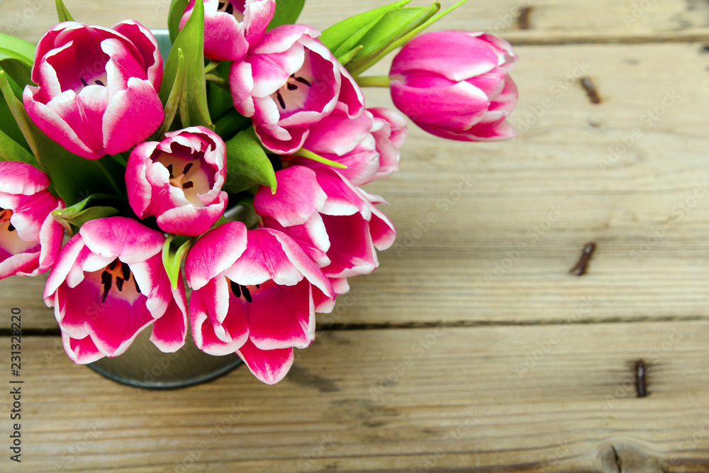 Bukiet różowych tulipanów na drewnianym tle, miejsce na tekst.