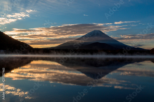 朝の精進湖より富士山 © san724