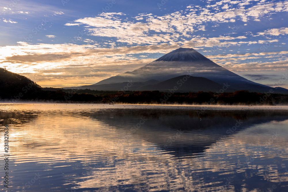 朝の精進湖より富士山