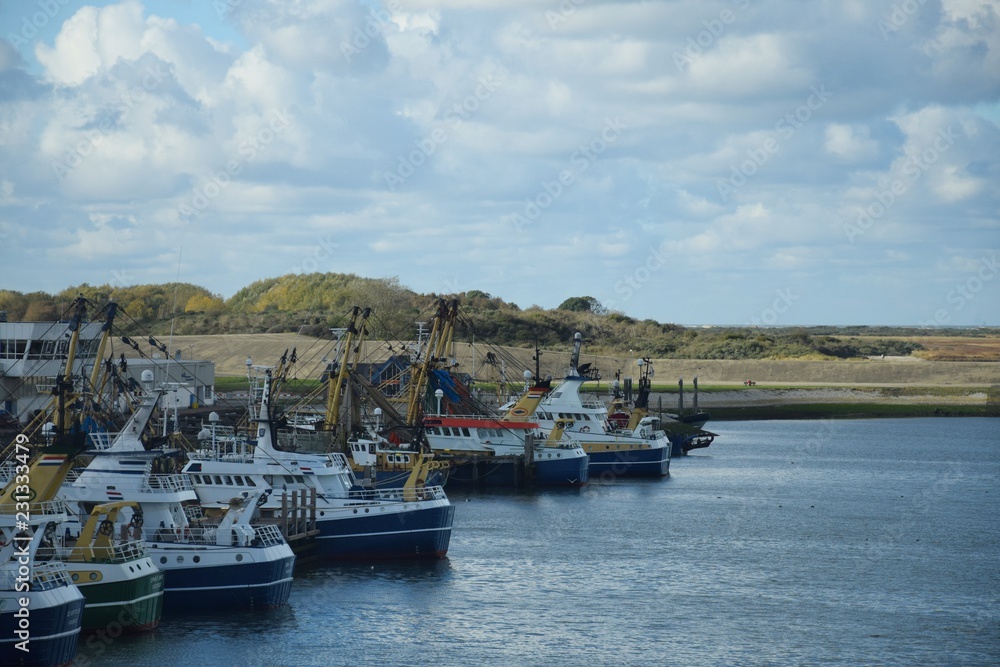 Fischerboote und Schiffe in einem Hafen an der holländischen Küste