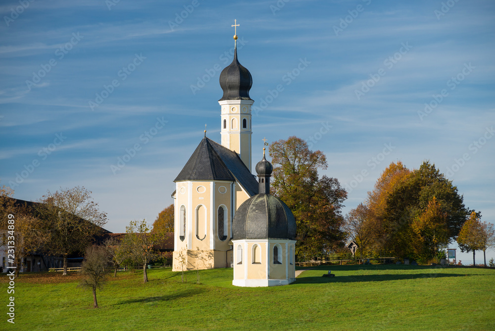 Die barocke Wilpartinger Wallfahrtskirche im Herbst in der Morgensonne, Bayern, Deutschland