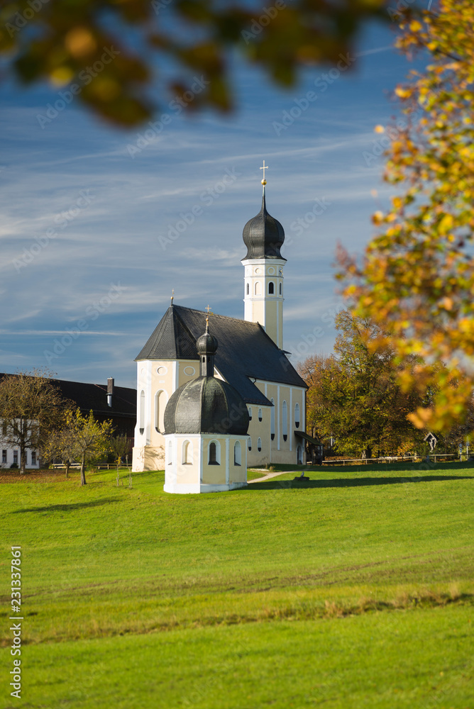 Die barocke Wilpartinger Wallfahrtskirche im Herbst in der Morgensonne, Bayern, Deutschland