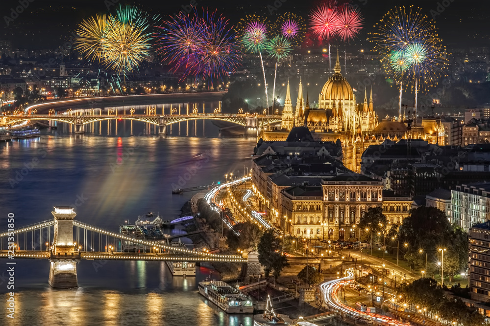 Fototapeta premium Fajerwerki nad brzegiem Pesztu w Budapeszcie po drugiej stronie Dunaju na Węgrzech, w Europie.