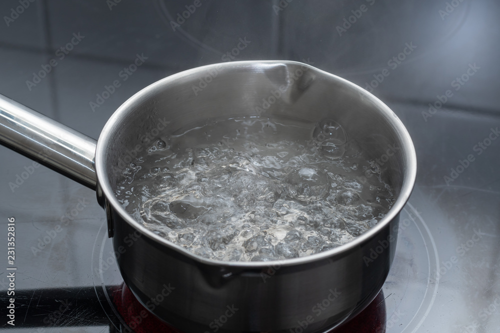 Kochendes Wasser in Pfanne Kochendes Wasser in Pfanne