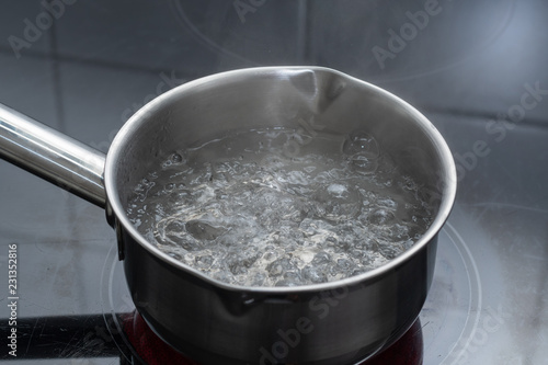 Kochendes Wasser in Pfanne