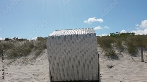 Strandkorb weiß Blickrichtung blauer Himmel photo