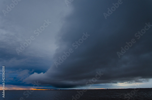 tormenta sobre el agua