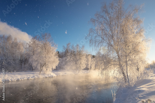 зимний пейзаж на Уральской реке с туманом и деревьями в снегу, Россия, январь