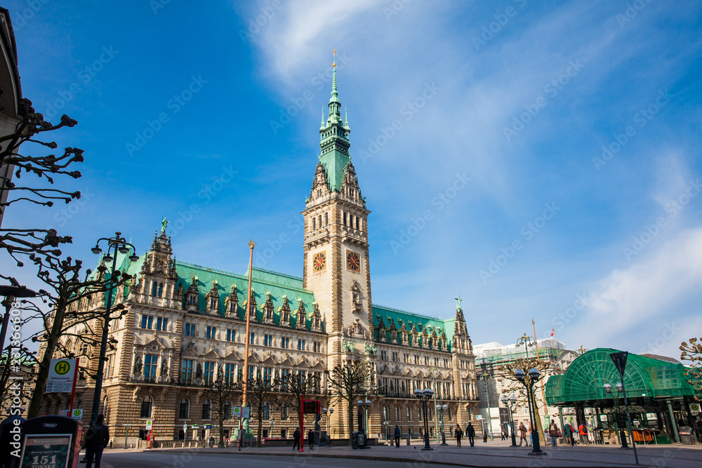 Fototapeta premium Hamburg City Hall building located in the Altstadt quarter in the city center at the Rathausmarkt square in a beautiful early spring day