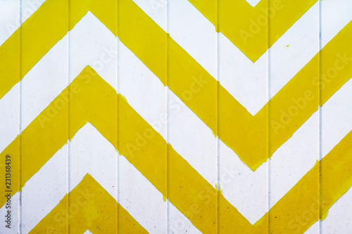 Tableau sur toile Zigzag painted wooden surface with yellow and white paint