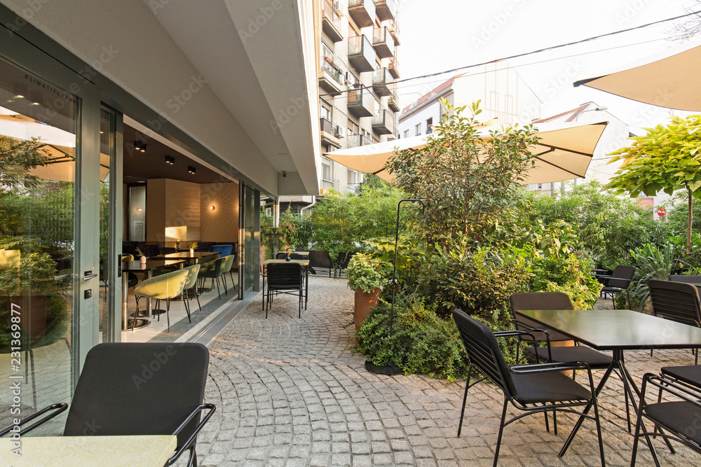 Fototapeta premium Restauracja ogrodowa w centrum miasta