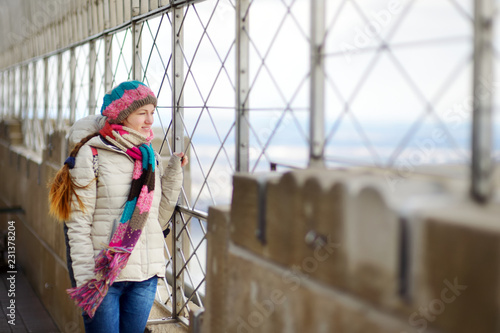 Tela Happy young woman tourist at the observation deck of Empire State Building in New York City