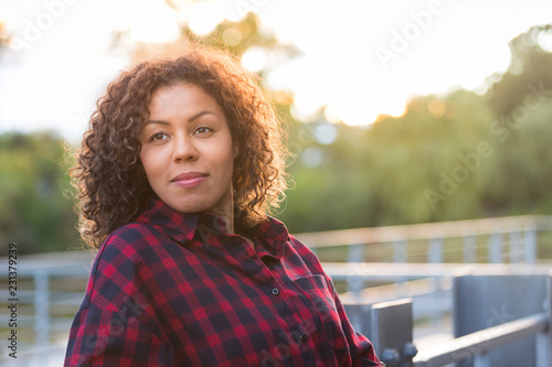 Femme dans la trentaine qui regarde devant elle