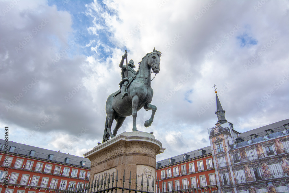 Obraz premium View of the famous Plaza Mayor with statue, Madrid, Spain