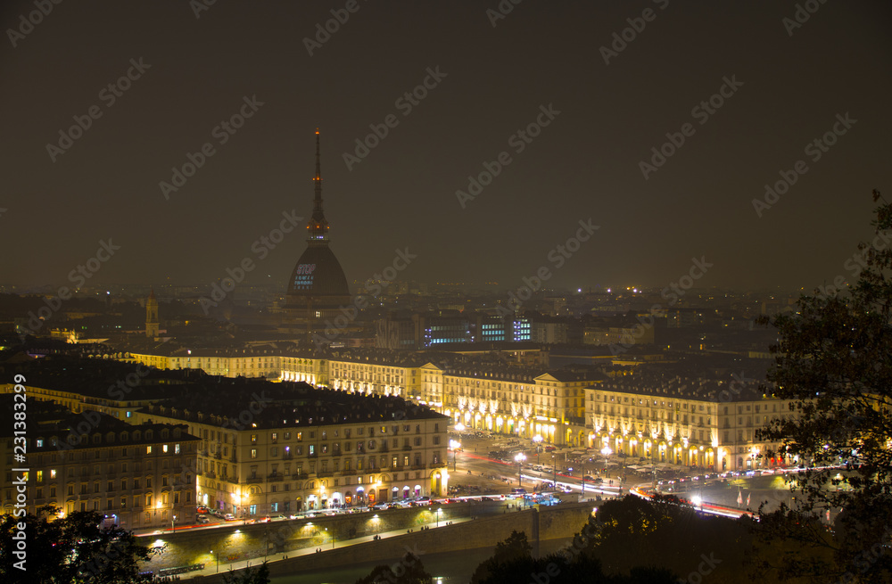 Naklejka premium Skyline notturno di Torino