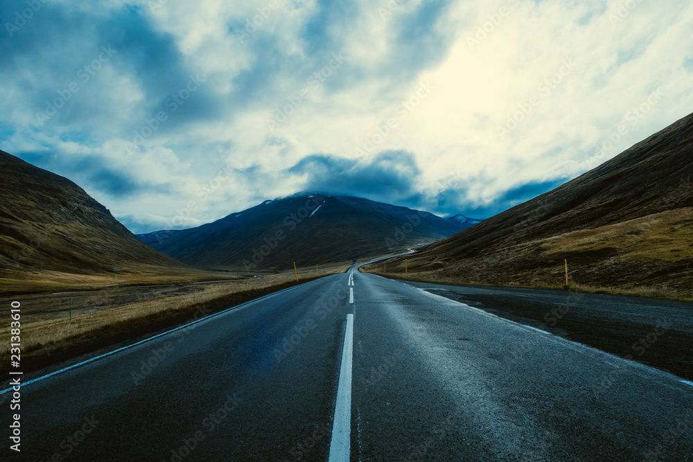 Conduciendo solo por la carretera, Islandia