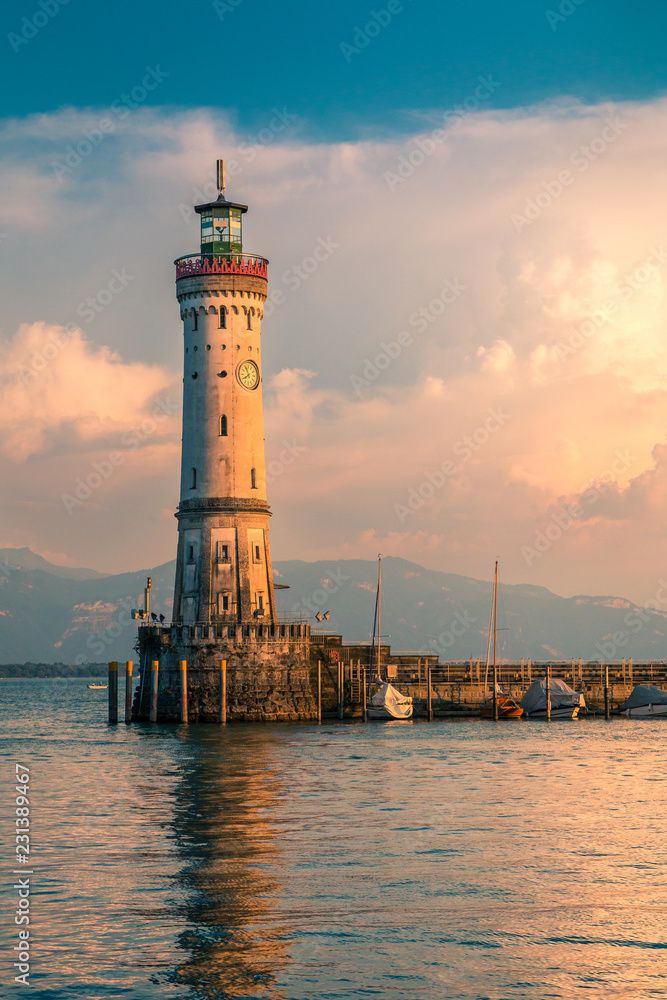 Leuchtturm an der Hafeneinfahrt von Lindau am Bodensee