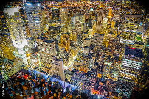 ロックフェラーセンター展望台の人々と夜景