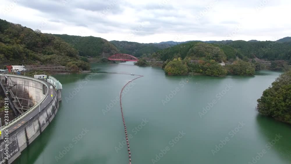 日本の奈良のダム湖の紅葉 日本の奈良のダム湖の紅葉