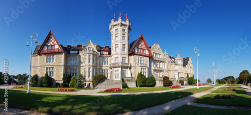 Cuadro en lienzo Panoramic view of the Royal Palace of the Magdalena in Santander, Spain