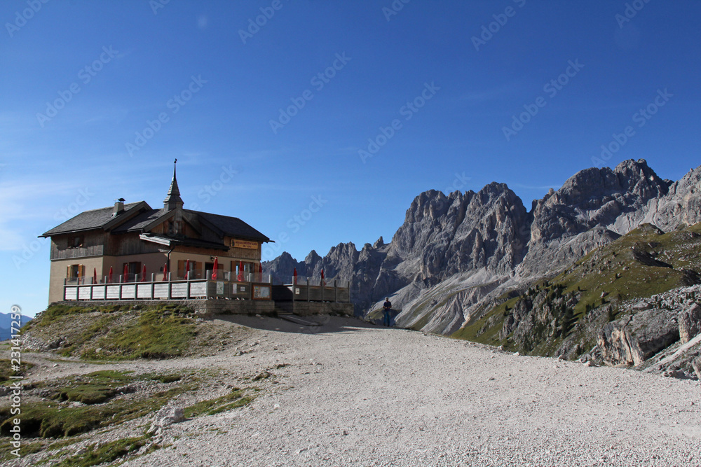 il rifugio Preuss nella valle del Vajolet; gruppo del Catinaccio, Dolomiti di Fassa