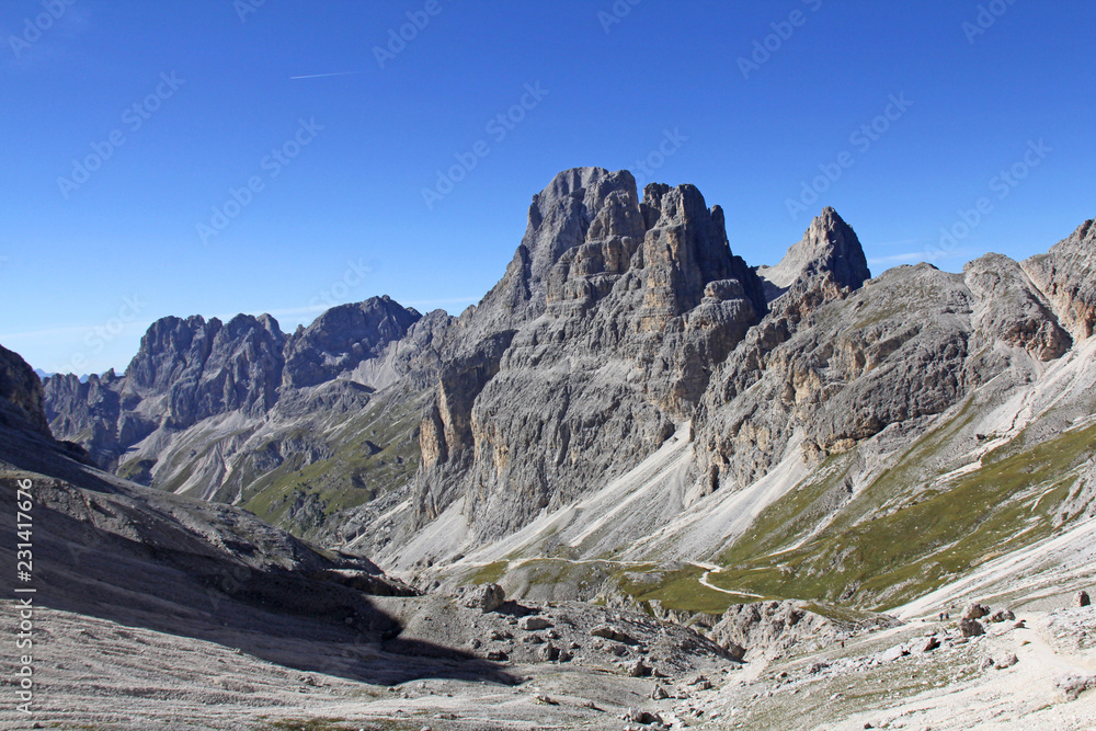 la valle del Vajolet con le torri del Vajolet e la Croda di Re Laurino; gruppo del Catinaccio, Dolomiti di Fassa