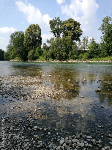 Foto Graue Kieselsteine am Ufer des Lech im Sommer bei Sonnenschein in reiner Natur b