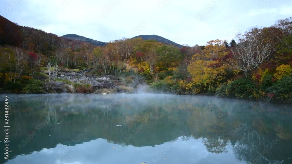 八甲田山 酸ヶ湯 地獄沼の紅葉と湧き出す温泉の情景 八甲田山 酸ヶ湯 地獄沼の紅葉と湧き出す温泉の情景