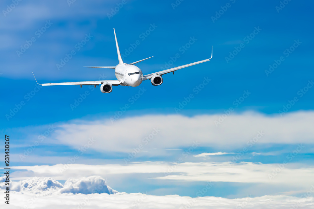 Fototapeta premium Biały samolot lecący nad chmurą