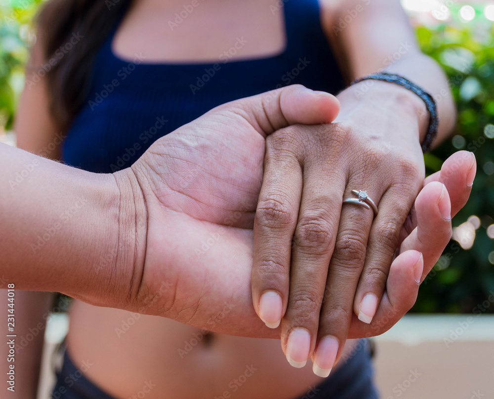 Hombre sosteniendo mano de prometida. Mano de mujer con anillo de  compromiso Stock Photo | Adobe Stock