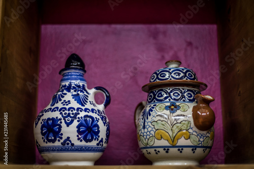 cocina mexicana de talavera de puebla, diseños en colores y tradicional azul con blanco, vajillas, loza, jarras, jarrones, platos, cocina típica mexicana