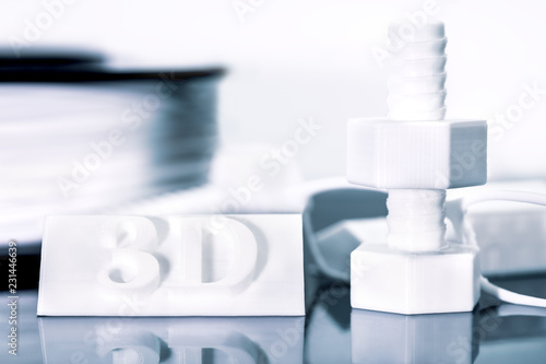 Fototapeta Naklejka Na Ścianę i Meble -  Verschiedene Filament Modelle aus einem 3D Drucker mit Reflexion vor einem weißen Hintergrund